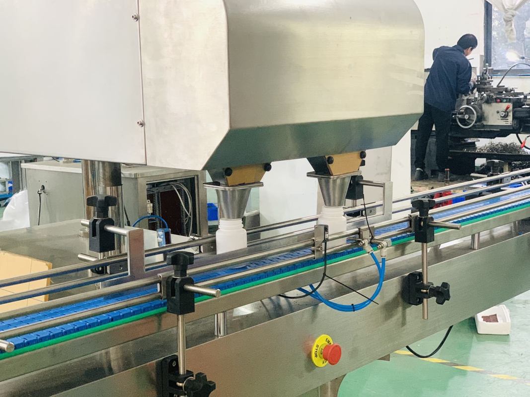 Счетная и разливочная машина для напряжения 50 Гц/60 Гц, производительность 10-120 бутылок/минуту для быстрой и точной разливки